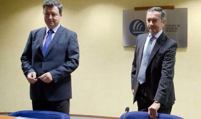 Desde la izquierda, el secretario general de la Cámara de Comercio de Bilbao, Juan Carlos Landeta, junto a su presidente, José Ángel Corres