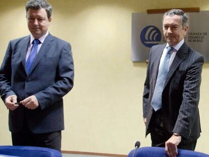 Desde la izquierda, el secretario general de la Cámara de Comercio de Bilbao, Juan Carlos Landeta, junto a su presidente, José Ángel Corres