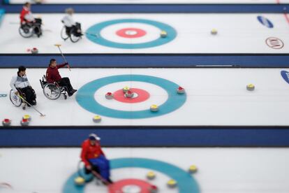Competición de curling en silla de ruedas durante los Juegos Paralímpicos de Invierno de Pyeongchang (Corea del Sur).
