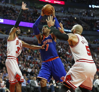 Anthony, de los Knicks, rodeado por Hamilton y Boozer.