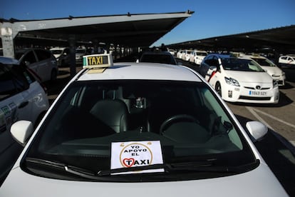 "Yo apoyo el taxi" es el cartel que lleva un taxista que ejerce su voto.