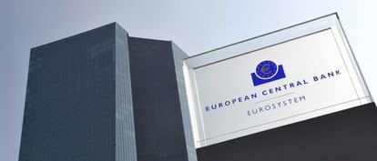 Vista del logotipo del Banco Central Europeo (BCE) en su sede de Fráncfort, Alemania.