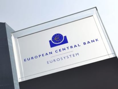 Vista del logotipo del Banco Central Europeo (BCE) en su sede de Fráncfort, Alemania.