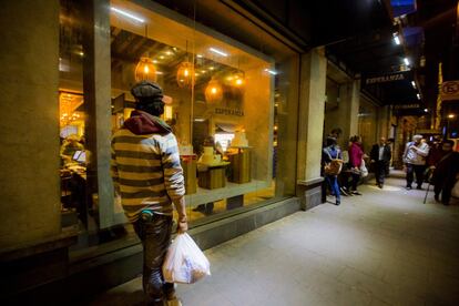 <p>PRIMERA ESTACION DE BOMBEROS: Bolivar, 15</p> Los incendios- junto a las inundaciones y los terremotos-han sido los grandes enemigos de la ciudad. Durante muchos años, los incendcios devastaron ciclimanete cas, tiempos y edificios. NO hubo iglesia que alguna vez no sucumbiera a la acción del fuego. La respuesta de los vecinos era acudir transportando cántarod e barros con agua que pasaban de mano en mano. En 1666 Antonio Urruia donó una habitación de su casa en al calle Bolivar para que ahí se guardaran cien cubos de agua, seis escaleras, azadones y dos bombas de agua. Durante muchas años se guardaron en este lugar herramientas para combatir los incendios.