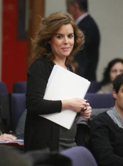 La vicepresidenta del Gobierno, Soraya Sáenz de Santamaría, llega a la rueda de prensa posterior al Consejo de Ministros.