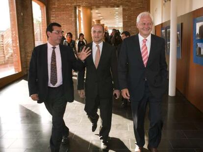 El ministro de Industria, Miguel Sebastián (centro) en la toma de posesión del presidente de la CMT, Bernardo Lorenzo (derecha).