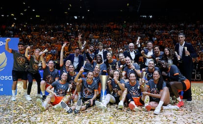 El Valencia Basket celebra el título de liga.