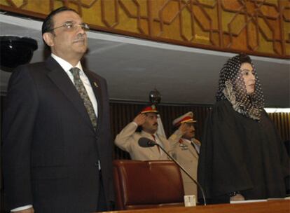 El nuevo presidente de Pakistán, Asif Alí Zardari, comparece por primera vez en el Parlamento.