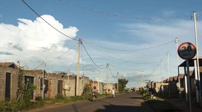 Las casas de uno de los reasentamientos construidos en Altamira por la empresa Norte Energia para abrigar a los que fueron expulsados por la construcción de la Central Eléctrica de Belo Monte ya presentan agujeros y grietas.