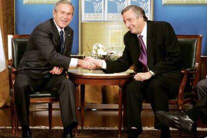 El presidente George W. Bush y su homólogo argentino, Néstor Kirchner, se saludan al término de su reunión.