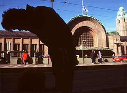 Un paseante delante de la estación Central de Helsinki, joya arquitectónica de Eliel Saarinen.