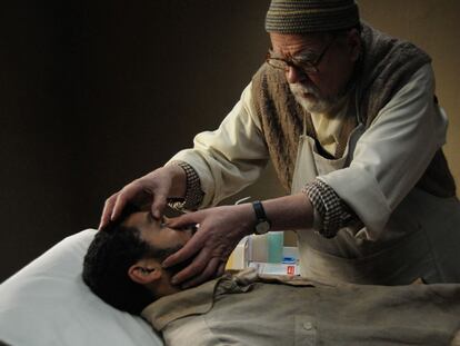 Imagen de la película <i>De dioses y hombres,</i> de Xavier Beauvois.