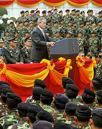 George W. Bush se dirige a militares tailandeses ayer en Bangkok.