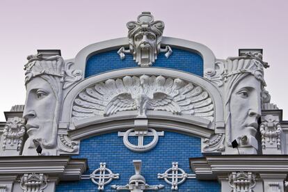 Ni Bruselas, ni París, ni Viena. La verdadera capital del Art Nouveau es Riga (también capital de Letonia), cuyo casco histórico ha sido declarado patrimonio mundial por la Unesco: es la ciudad del mundo con la mayor concentración de edificios modernistas (más de 750), como el de la imagen, del arquitecto Mikhail Eisenstein.