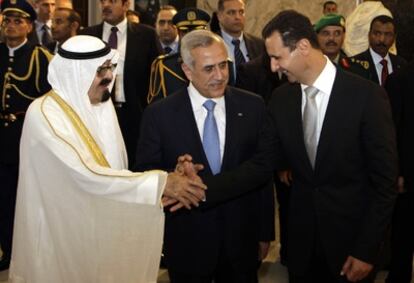 El rey saudí Abdulá, el presidente libanés, Michel Suleimán, y el presidente sirio, Bashar al Assad, durante su encuentro en Beirut.