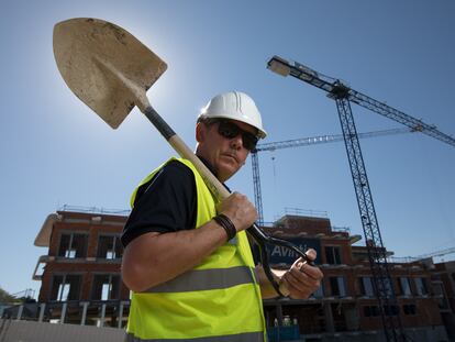 Juan Carlos Soriano posa delante de una obra en la que trabaja, en Pozuelo de Alarcón (Madrid).