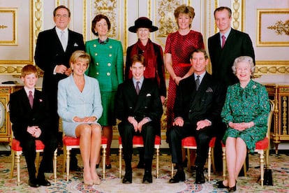 Carlos y Diana intentaban mantener una buena relación por sus hijos, incluso ya separados. Aquí están todos juntos el día de la confirmación de William en el castillo de Windsor, en marzo de 1997.