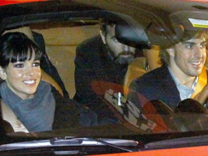 La cantante Raquel del Rosario junto a Fernando Alonso, en una imagen del 20 de febrero de 2011