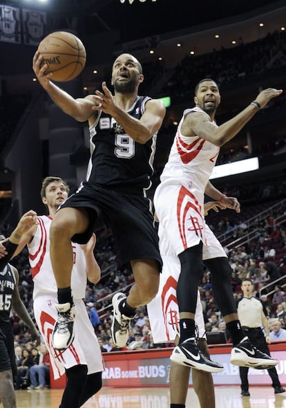 Tony Parker entra a canasta entre la defensa de Parsons y Marcus Morris.