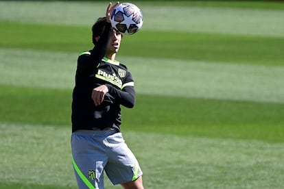 João Félix durante el entrenamiento del Atlético celebrado este martes en la Ciudad Deportiva Wanda de Majadahonda. (Photo by JAVIER SORIANO / AFP)