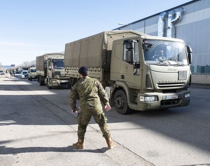 Vehículos militares a su salida del almacén en Cabanillas del Campo, Guadalajara. La farmacéutica ha diseñado para transportarla contenedores específicos con temperatura controlada que utilizan hielo seco para mantener las condiciones de almacenamiento recomendadas de -70 gradis hasta 10 días (sin abrir).