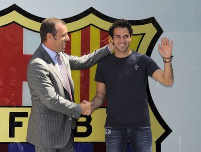 Cesc se da la mano con el presidente del Barcelona, Sandro Rosell durante su presentación.