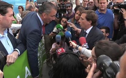 Imagen capturada de televisión del alcalde del Ayuntamiento de Madrid, José Luis Martínez-Almeida (a la derecha), en plena discusión con el portavoz de Vox, Javier Ortega Smith, el día 19 de septiembre, durante el minuto de silencio convocado por el último asesinato machista que tuvo lugar en el barrio madrileño de Ciudad Lineal. Los concejales de Vox no quisieron sumarse a la pancarta que sujetaban el resto de grupos del Ayuntamiento, y decidieron llevar la suya propia, una actitud que ha molestado al alcalde, que les ha reprochado que no muestran unidad ante una realidad dramática, el asesinato de mujeres por sus parejas, que es la primera causa de muerte violenta en la ciudad y en la Comunidad de Madrid.