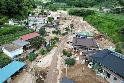 Vista aérea de los daños provocados por las fuertes lluvias en Cheongju, en Corea del Sur, este lunes.