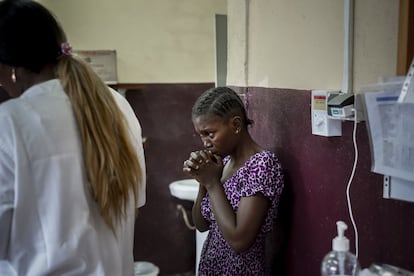 <p>Una madre llora mientras su hija se estabiliza en la sala de emergencias de la Clínica Pediátrica de Bangui. Este centro trata a niños que padecen todo tipo de dolencias, incluidos los casos más graves de desnutrición. "La situación es deplorable y está empeorando", dice la doctora Jacqueline Tchebemou. "Cada día vienen más niños".</p> <p>Más de 43.000 niños menores de cinco años estarán en riesgo muy elevado de muerte por desnutrición aguda grave en 2019, según las previsiones de Unicef. “Las tasas de desnutrición aguda grave han superado el umbral de lo que se considera una situación de emergencia en 16 de los 18 asentamientos informales monitoreados en los dos últimos años. Para los niños que se han visto obligados a adentrarse en el bosque, las condiciones son aún más extremas”, asegura el informe.</p>