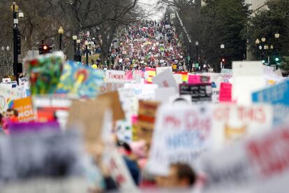 Miles de personas durante la 'Marcha de las Mujeres' contra Donald Trump en Washington.
