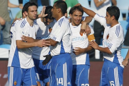 Los jugadores del Zaragoza celebran el segundo gol de Postiga.