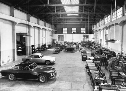 Interior de fábrica, linea de montaje Maserati (1965)