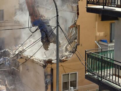 Una grúa desmonta el edificio que amenazaba ruina en Collado Villalba.