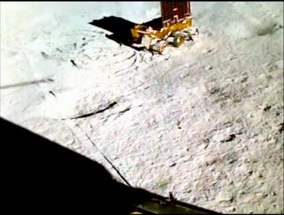 El 31 de agosto, la agencia espacial india (ISRO, por sus siglas en inglés) informaba de que el 'rover' Pragyan había realizado unas mediciones científicas del suelo lunar. Tras su análisis, confirmaba la presencia de azufre en esa región de la Luna, una detección realizada por primera vez 'in situ'. Esto abre la puerta a los científicos a interpretar si el origen de este azufre es volcánico, meteorítico, etc.
El instrumento LIBS, trabajando en la imagen, ha confirmado la presencia de azufre, aluminio, calcio, hierro, cromo y titanio. Además, está realizando una investigación exhaustiva sobre la posible presencia de hidrógeno, informa ISRO.