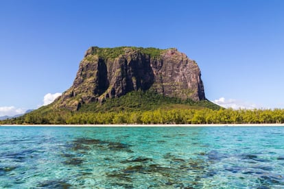 Não há muitas coisas que nos animem a levantar da areia nas Ilhas Maurício, mas a massa rochosa de Le Morne Brabant (o Brabante triste) parece tão caída do céu que está entre elas. Além disso, do seu cume a vista das águas azul-turquesa as torna ainda mais sedutora. A lenda sobre seu nome diz que um grupo de escravos se atirou ao vazio do cume ao ver soldados coloniais subindo a encosta. Acreditavam que iriam ser novamente subjugados, quando, na realidade, os militares iam anunciar que a escravidão tinha sido abolida e eles estavam livres. Um caminho pela parte de trás do monólito leva ao topo, e em algumas horas se chega ao belvedere. Os trechos mais baixos da estrada cruzam pradarias e floresta primitiva, e depois surgem as primeiras rochas íngremes, nas quais é preciso da ajuda de cordas e da assessoria de guias para seguir em frente.