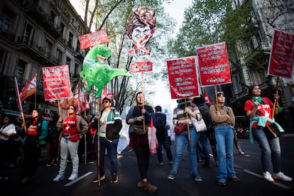 Marcha en defensa del derecho a abortar con carteles contra Javier Milei en septiembre de 2023. 