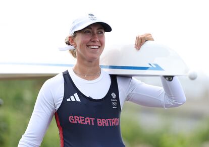 La remera británica Mathilda Hodgkins-Byrne se ha alzado con un bronce en París 2024 y ha podido celebrarlo con su hijo Freddie, de dos años, como testigo. Pero el camino hasta la medalla no ha sido fácil, ya que la deportista llegó a poner en marcha una página de crowdfunding con el objetivo de recaudar fondos para que su familia pudiera acompañarla en la competición. Hodgkins-Byrne consiguió algo más de 5000 euros en donaciones que, a vista de su éxito con la pala, han surtido efecto.