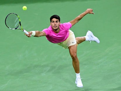 Carlos Alcaraz devuelve la pelota durante el partido contra Auger-Aliassime.