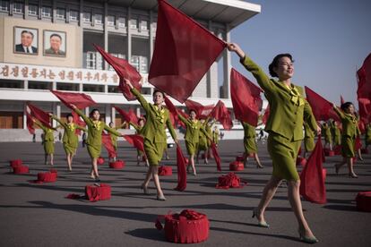 La compañía de propaganda desfila en una plaza pública de Pyongyang (Corea del Norte).