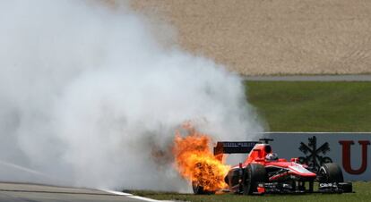 El Marussia de Jules Bianchi arde durante la carrera.