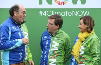 El presidente de Iberdrola (Ignacio Sánchez Galán), el alcalde de Madrid (José Luis Martínez-Almeida), y alta comisionada para la Agenda 2030 (Cristina Gallach), en el recinto ferial de Ifema, en Madrid, que acoge desde mañana la Cumbre Mundial del Clima COP 25.