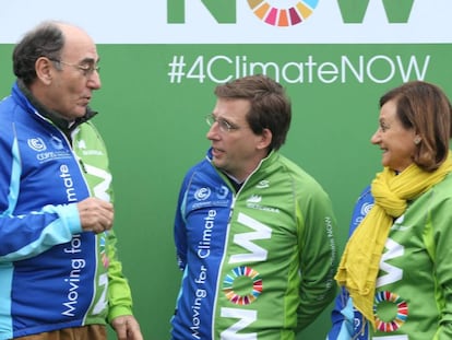 El presidente de Iberdrola (Ignacio Sánchez Galán), el alcalde de Madrid (José Luis Martínez-Almeida), y alta comisionada para la Agenda 2030 (Cristina Gallach), en el recinto ferial de Ifema, en Madrid, que acoge desde mañana la Cumbre Mundial del Clima COP 25.