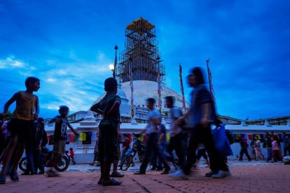 El pueblo de Bodhnath, epicentro de la comunidad tibetana en Nepal, alberga la estupa más grande de Asia (en la foto). Una espectacular cúpula blanca rematada por una aguja, que se vio seriamente afectada por el terremoto de 2015 (se encuentra en fase de reconstrucción).