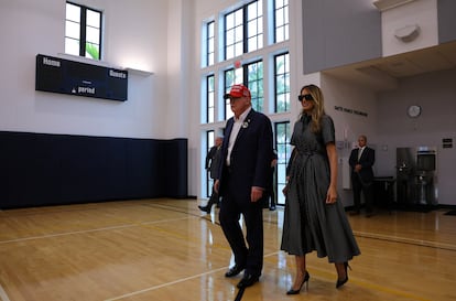 Donald Trump, acompa?ado por Melania Trump, camina en el Centro de Recreacin Mandel, para emitir su voto en Palm Beach, Florida. 