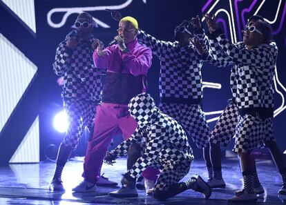 J Balvin, durante su actuación en la XVIII entrega de los premios Grammy Latinos.