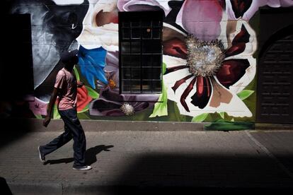 Un hombre camina delante de un mural realizado por artistas callejeros en la fachada de un edificio en el centro de Johannesburgo, Sudáfrica. Una nueva generación de grafiteros está haciendo florecer el arte urbano en las calles de la ciudad.