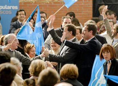 Rajoy, Basagoti, Alonso (detrás) y Oyarzábal saludan a los asistentes al mitin a su llegada al Polideportivo de Sansomendi.