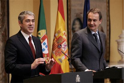El primer ministro portugués, José Sócrates, y el presidente Rodríguez Zapatero, en Moncloa.