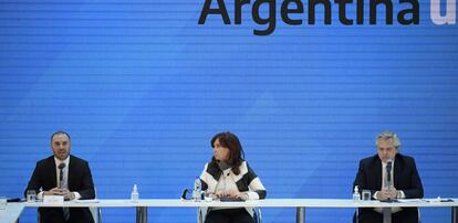 El presidente de Argentina, Alberto Fernandez (derecha), la vicepresidenta, Cristina Fernández (centro), y el ministro de Economía, Martín Guzmán (izquierda), este lunes en Buenos Aires.