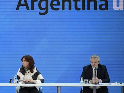 El presidente de Argentina, Alberto Fernandez (derecha), la vicepresidenta, Cristina Fernández (centro), y el ministro de Economía, Martín Guzmán (izquierda), este lunes en Buenos Aires.